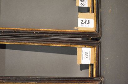null SUITE DE QUATRE BAGUETTES en bois mouluré et noirci, doré à la vue
XVIIIe siècle
(restaurations)...