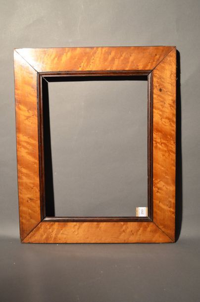 null WOODEN FRAME with maple veneer, view molded in blackened wood
19th century
29,5...