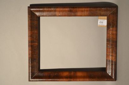 null Moulded wooden frame, walnut veneer with
Dutch walnut veneer, 18th century
20,3...
