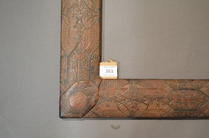 null CADRE en cuir gaufré sur une âme en bois à décor byzantin
Venise, circa 1860
68,2...