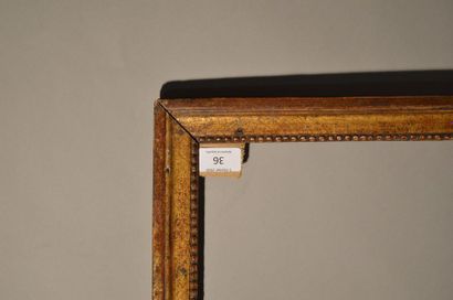 null BAGUETTE en bois sculpté et doré à décor de perles à la vue
Époque Louis XVI...