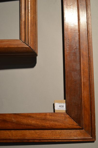 null RVERSE PROFILE FRAME in moulded
walnut Circa 1930 40,7 x 58 cm - Profile: 9...