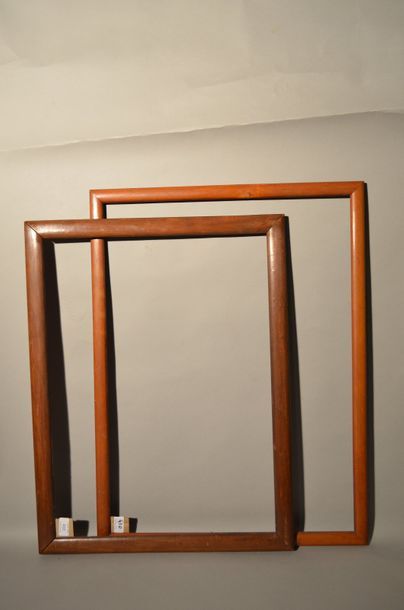 null DEUX JONCS en bois mouluré et teinté
Circa 1930 45,6 x 63 cm - Profil: 3,7 cm...