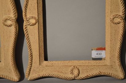 null PAIR OF FRAMES in carved, painted and patinated wood with cord decoration on...