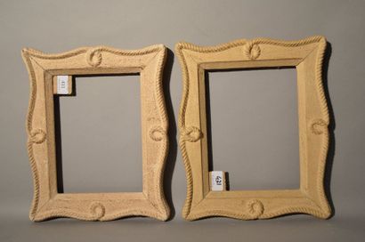 null PAIR OF FRAMES in carved, painted and patinated wood with cord decoration on...