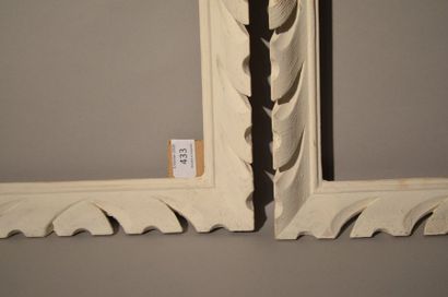 null PAIRE DE CADRES en bois sculpté à décor ajouré et blanchi
Circa 1950
28,3 x...