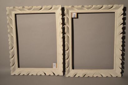 null PAIR OF CARVED WOODEN FRAMES with openwork and bleached decoration
Circa 1950
28,3...