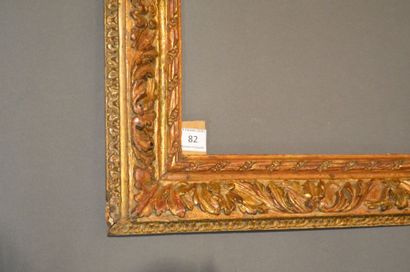 null CADRE en bois sculpté et doré à décor de rinceaux de feuilles d'acanthe, de...