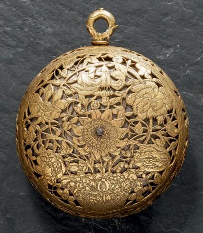 LE SUEUR à Gisors - Milieu du XVIIe siècle 
Gilded metal coach clock watch with striking...