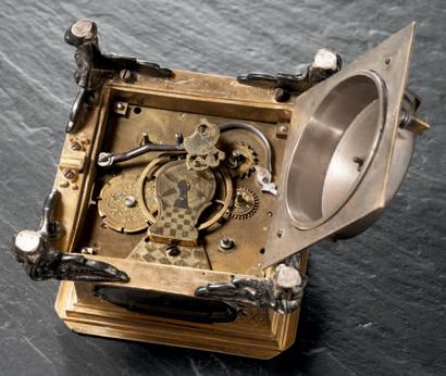 ANONYME - Début du XVIIe siècle 
Horloge de table carrée en bronze doré et argenté...