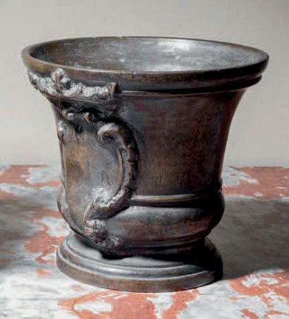 null Mortier en bronze a décor de deux cartouches contournés surmontés d'une couronne.
Italie,...