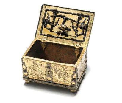 null Small pierced, gilded and engraved copper box. The front is decorated with two...