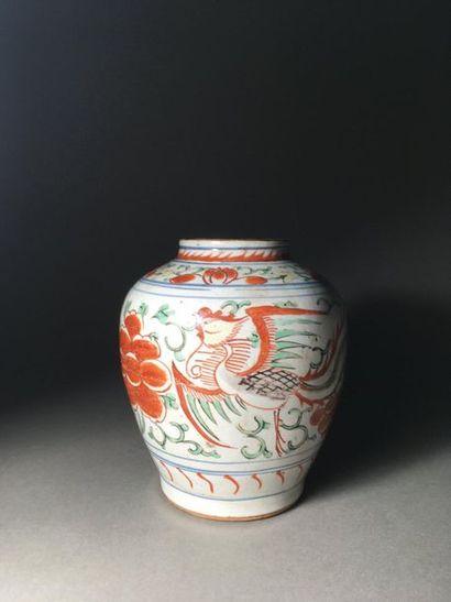 CHINE 
Ovoid porcelain vase with polychrome decoration of enamels of the Green Family...