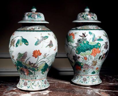 CHINE 
Pair of covered porcelain vases in baluster shape with polychrome decoration...