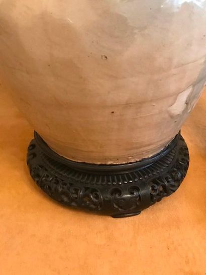 CHINE 
Large white enamelled stoneware jar.
19th century
H. 50 cm.