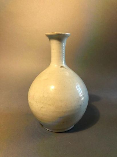 COREE 
Vase à panse ovoïde en porcelaine émaillée blanche.
XIXe siècle
H. 22 cm