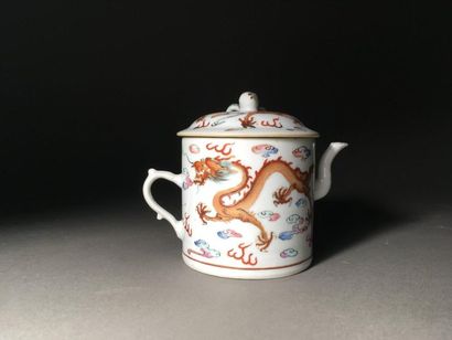 CHINE 
Small porcelain covered teapot with polychrome decoration of the enamels of...