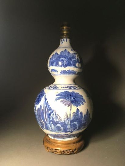 DELFT 
Vase à double renflement en faïence à décor en camaïeu bleu de Chinois dans...