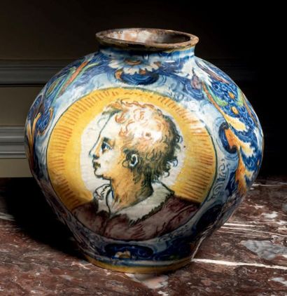 VENISE 
Vase boule en majolique à décor polychrome d'un portrait d'homme et un portrait...