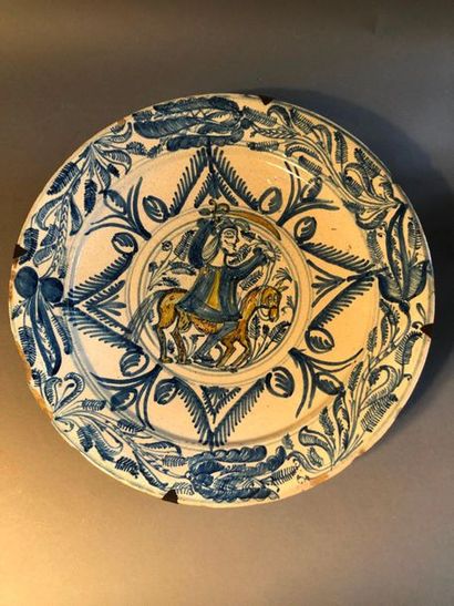TALAVERA 
Round earthenware dish with blue monochrome decoration enhanced in ochre...