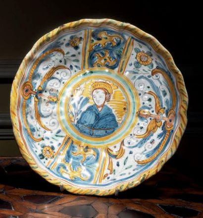 DERUTA Majolica crespina bowl with polychrome decoration in the centre of a saint's...
