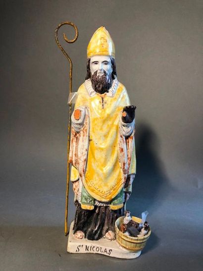 NEVERS 
Statuette en faïence représentant saint Nicolas, à décor polychrome.
XIXe...