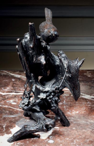 JAPON-Epoque MEIJI (1868-1912) 
Bronze okimono with brown patina, bird resting on...