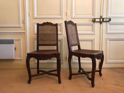 null Ensemble de cinq chaises à la Reine dont une paire en bois naturel mouluré et...