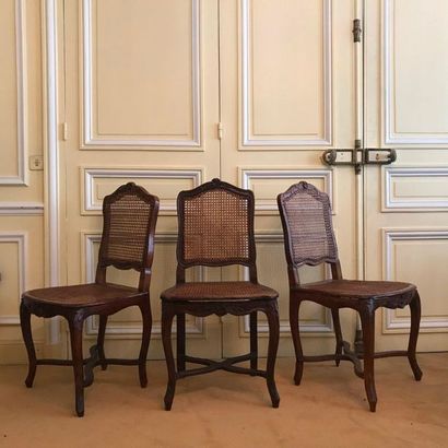 Set of five Queen's chairs, one pair of which...