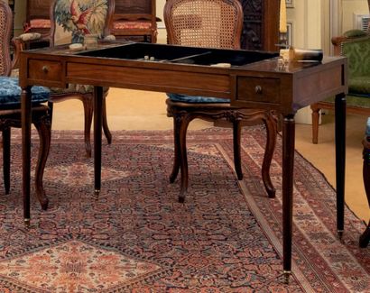 null Tric-trac table in mahogany and mahogany veneer. It rests on tapered legs with...