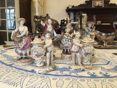 null Ensemble de six sujets en porcelaine polychrome