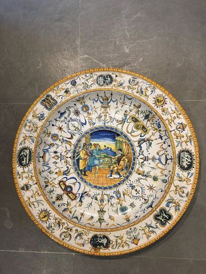 FLORENCE Plat rond en faïence à décor polychrome dans le style des majoliques d'Urbino...