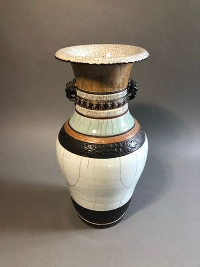 CHINE, NANKIN, fin du XIXe siècle 
Vase balustre en céramique craquelée
H. 44,5 ...