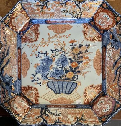 null Grand plat en porcelaine, à décor polychrome dit imari
XIXème siècle