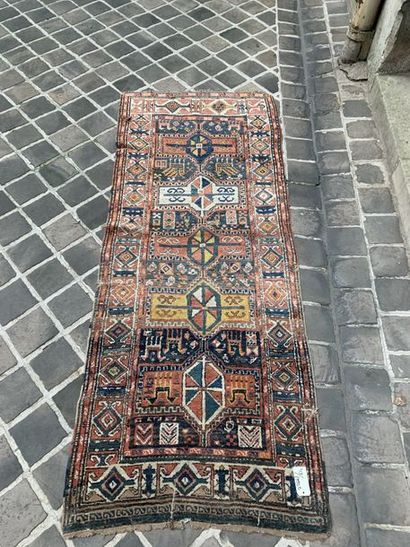 null Petit tapis en laine
Nord Ouest de l'Iran
100 x 252 cm.