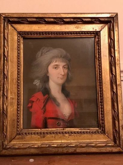 École Française du XIXe siècle 
Portrait de femme au pardessus rouge
Pastel
Dans...