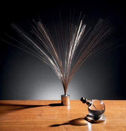 JACQUES ADNET (1900-1984) 
Lampe de table à une lumière orientable, sphère en cristal...