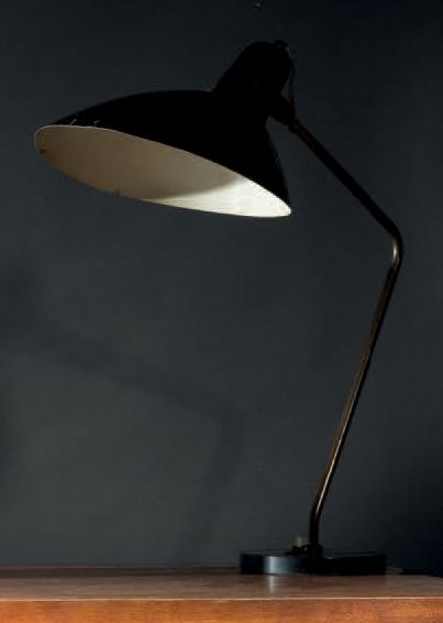 TRAVAIL FRANÇAIS 
Lampe de bureau à une lumière en laiton tubulaire et cache-ampoule...