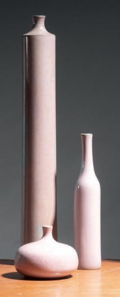 Jacques & Dani RUELLAND (1926-2008/1933-2010) Deux bouteilles en céramique à corps...