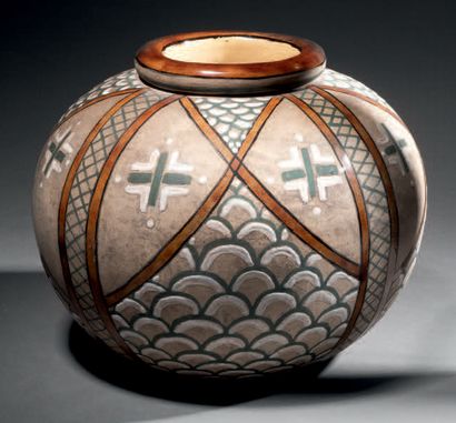 Jean VAN DONGEN (1883-1970) 
Vase en céramique à corps sphérique et petit col ourlé....