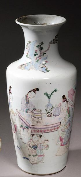 CHINE - Epoque YONGZHENG (1723 - 1735) Vase en porcelaine à décor famille rose de...