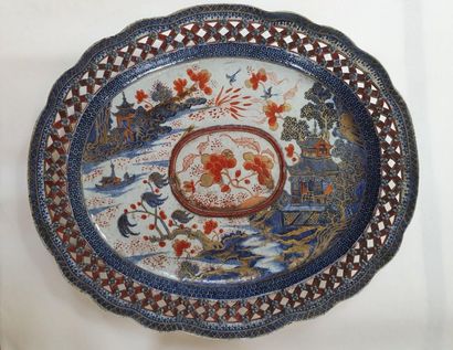 Chine XIXe siècle 
Oval porcelain dish decorated in blue underglaze and overdecorated...