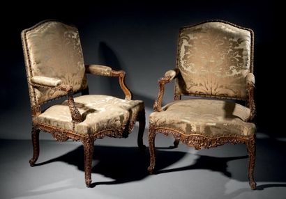 null Beautiful pair of armchairs in wood richly carved and gilded all sides.
The...