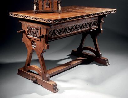  Middle table in carved walnut decorated with friezes of scrolls, windows, heads...