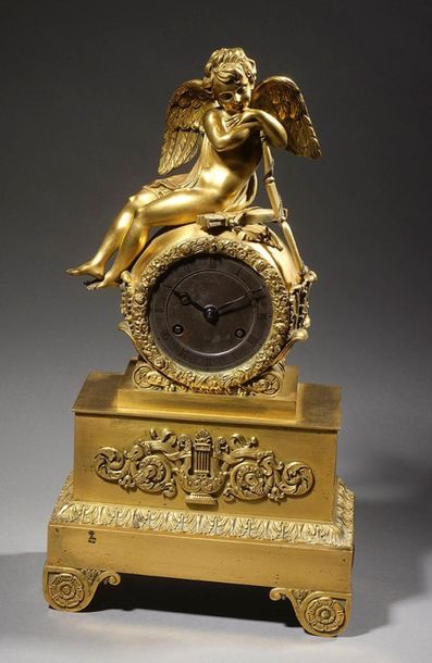 null Charming small chased and gilt bronze pendulum clock with feet skating centered...