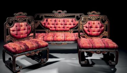  Mobilier de salon chinoisant composé d'un canapé et de deux fauteuils en bois chantourné,...