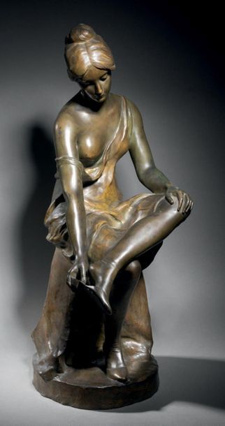 Emil BRACK (1860-1907) attribué à Jeune femme remettant ses bas Bronze à patine verte...