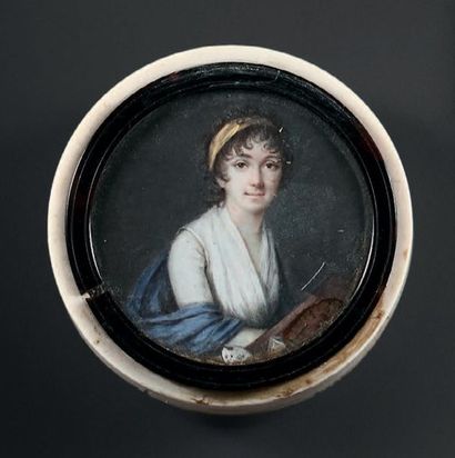 Boîte ronde en ivoire doublée d'écaille mouchetée, le couvercle orné d'une miniature sur ivoire : portrait d'une miniaturiste à sa table de travail près d'une palette