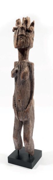null STATUE SAKALAVA,
MADAGASCAR Eroded
wood
H. 85 cm
Of great poetry, this feminine...