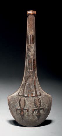 null SONNAILLE BAOULE, CÔTE D'IVOIRE Hard
wood with brown
patina L. 22,5 cm
Ornamented...